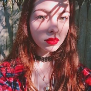 Meet your Posher, Caitlin